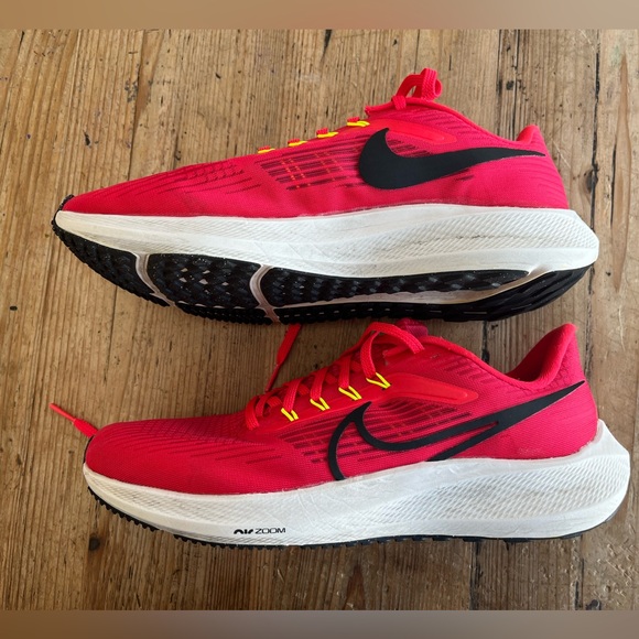 Men’s Nike Pegasus 39, size 9, red/black/yellow - Picture 2 of 6